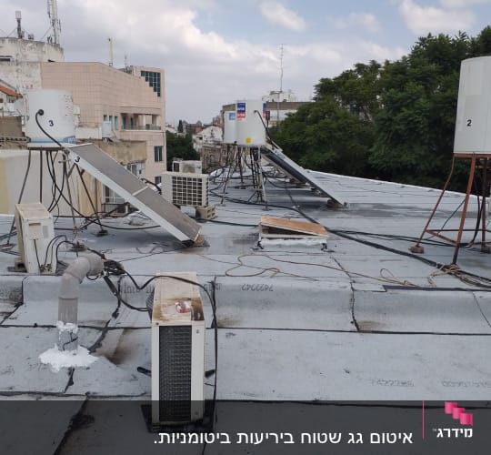 גג עם צינור אטום בחומר לבן